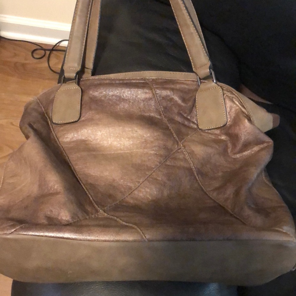 Like new women’s tote bag faux leather. Used 1 or 2x